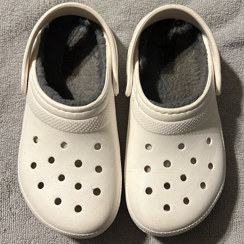 Little girl’s white crocs with fur size 1